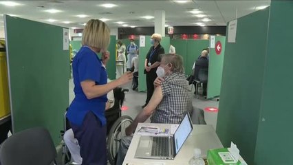En Reino Unido vacunan sin descanso y abren nuevos centros de vacunación