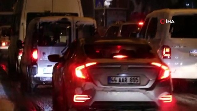 Malatya'da kar yağışı ve tipi sürücülere zor anlar yaşattı