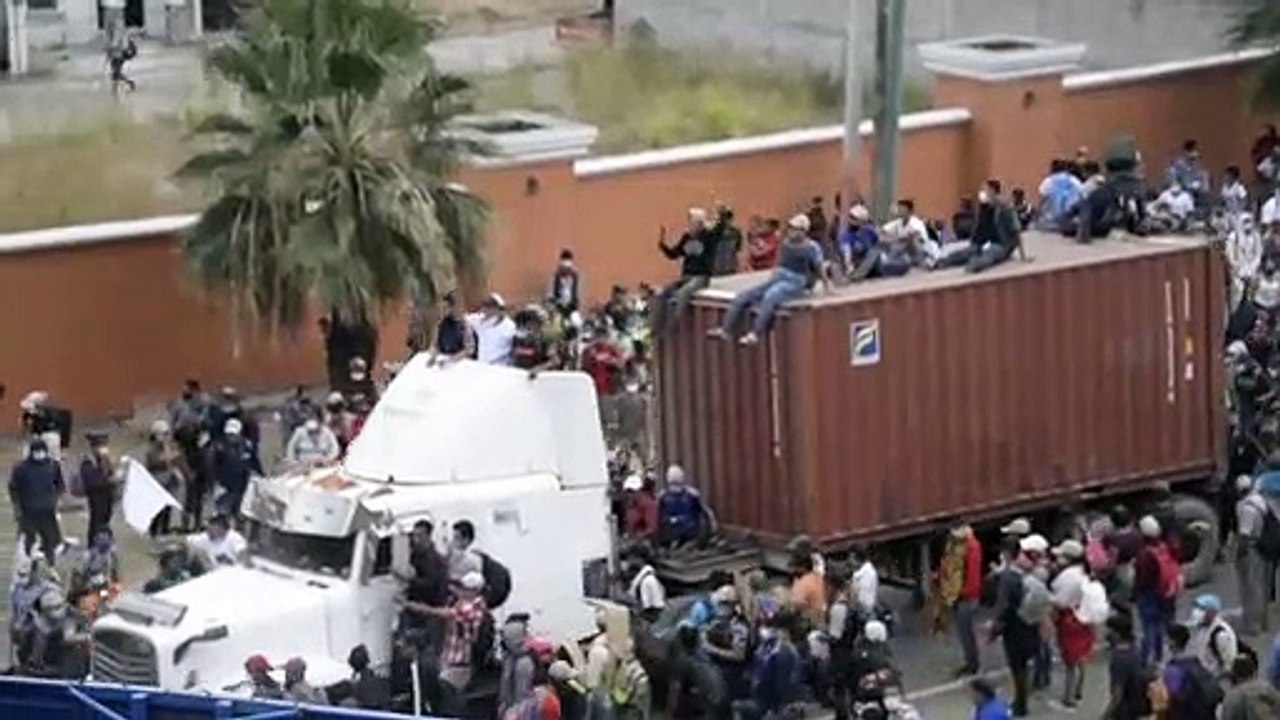 Polícia dispersa migrantes