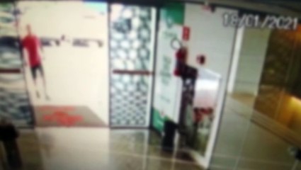 Câmera mostra homem com facão invadindo clínica no Centro de Cascavel