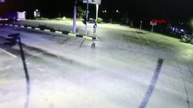 Korkunç kaza kameralara yansıdı! Tır otomobile çarptı, 2 arkadaş hayatını kaybetti