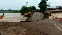 Detik-detik Jembatan Poros Trans Kalimantan Ambruk Tersapu Banjir