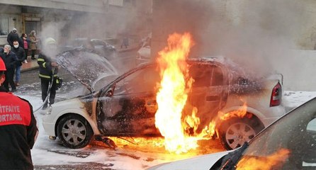 Seyir halindeyken alev alan otomobil, kullanılmaz hale geldi