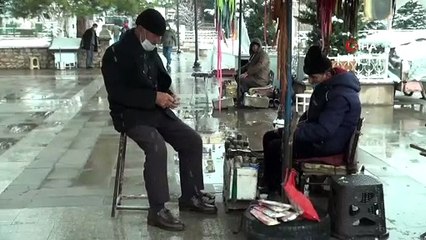 Kar yağışı altında ekmek mücadelesi