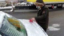 Vatandaşlar araçlarının üzerinde donan karları temizledi