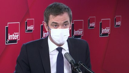 Compléter la stratégie vaccinale avec "une filière Pfizer-Moderna pour les personnes âgées très fragiles, et une filière d'AstraZeneca, qui pourrait être utilisée dans les officines" (Olivier Véran)