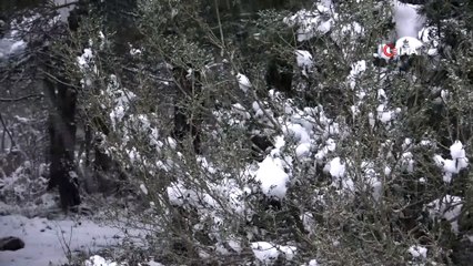 Sağlık çalışanları kartopu oynayarak stres attı