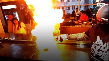 Chame o bombeiro! Em Singapura, sopa flambada assusta e anima clientes