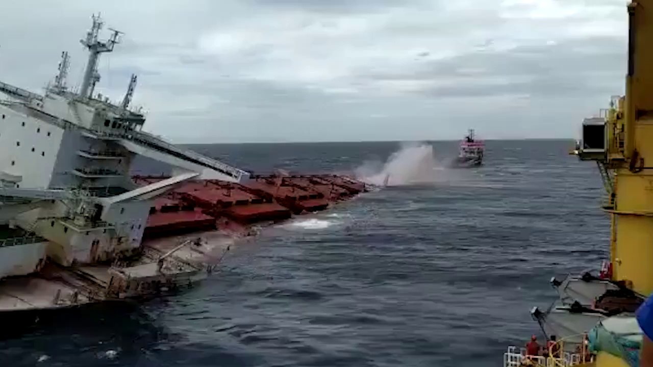 QUELLO CHE SUCCEDE A QUESTA NAVE IN POCHI SECONDI E' CLAMOROSO!!