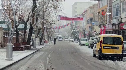 Silvan'da kar yağışı hayatı olumsuz etkiledi: 25 köy yolu ulaşıma kapandı