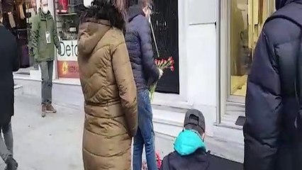 Hrant Dink anısına, vurulduğu Sebat Apartmanı'nın önüne karanfiller bırakılıyor