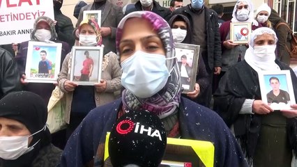 HDP önündeki ailelerin evlat nöbetini kar yağışı altında sürdürdü