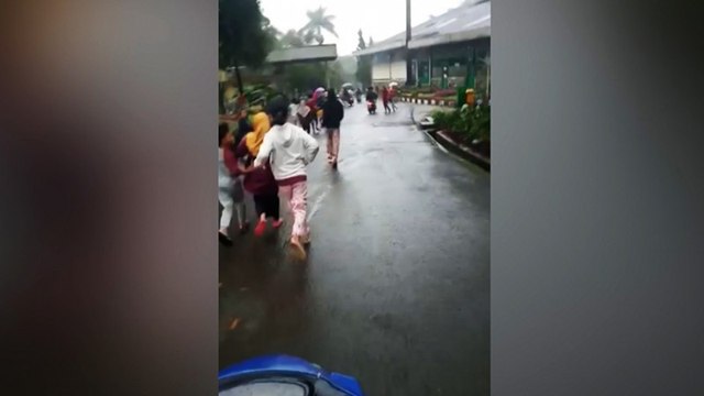 Video Amatir Warga Berlarian Saat Banjir Bandang Terjang Cisarua Bogor