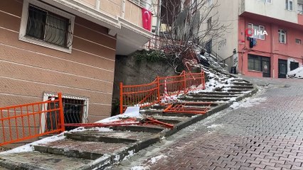 İstanbul’da servis minibüsünün takla atıp devrildiği an kamerada