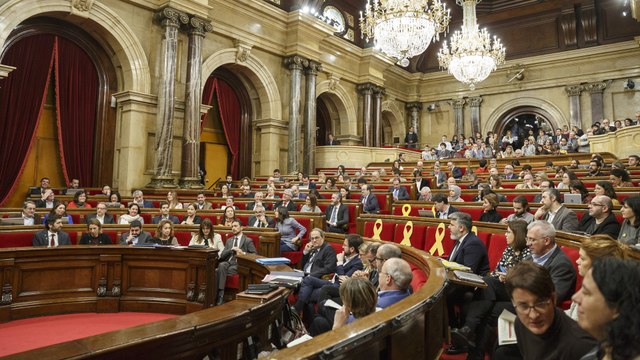 ¡DESCONTROL TOTAL! ... RETRASO EN ELECCIONES CATALANAS, INMIGRANTES ILEGALES CAUSAN CAOS EN CANARIAS