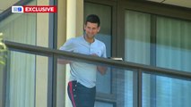 Dos jóvenes entretienen a Djocovic con una exhibición de tenis bajo el balcón de su hotel en Adelaida