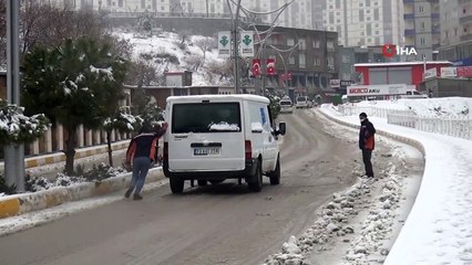 Şırnak'ta kar çocuklara eğlence, sürücülere çile oldu
