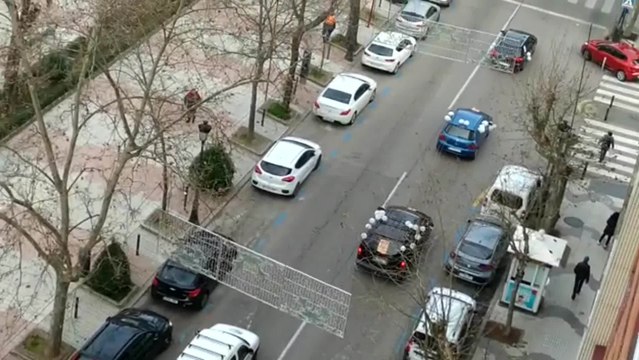 Hosteleros de Cáceres realizan una caravana de coches contra el cierre de locales