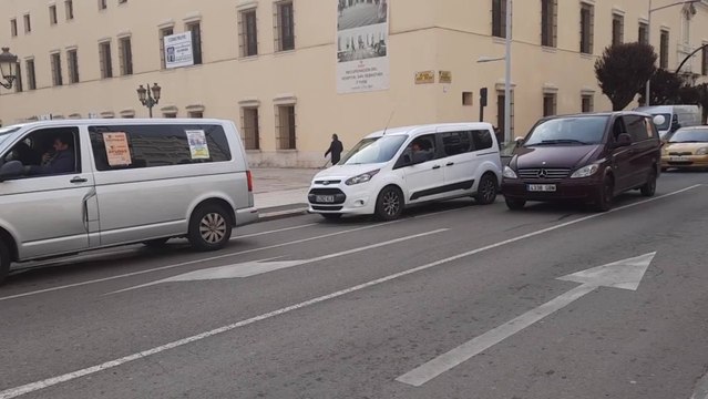 Caravana de coches en Badajoz contra el cierre de comercio y hostelería