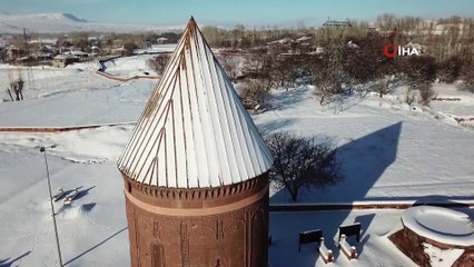 Ahlat’tın tarihi mekanlarından kartpostallık kar manzaraları