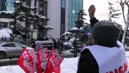 yemeklerinde hamam böceği çıkan işçiler, yemekhanedeki masaları kırdı. 2