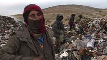 فقراء يبحثون عما يسدّ رمقهم بين أكوام النفايات في شمال شرق سوريا