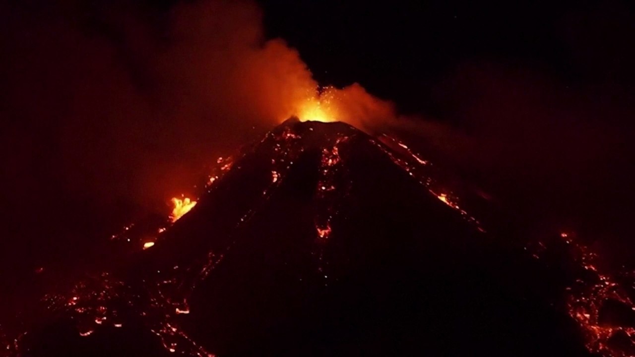 Les images spectaculaires de l'éruption du Mont Etna en Italie