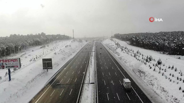 İstanbul’da öğleden başlayan lapa lapa kar yağışı böyle görüntülendi