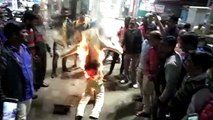 वेब सीरीज तांडव का विरोध, सैफ अली खान का जलाया पुतला