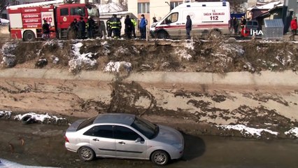 Otomobilin kanala düştüğü kazada sürücünün eşi el frenini çekince olay ucuz atlatıldı