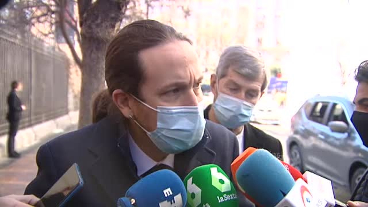 Iglesias no retira sus palabras sobre el exilio de Puigdemont pero matiza que "los contextos históricos son diferentes"