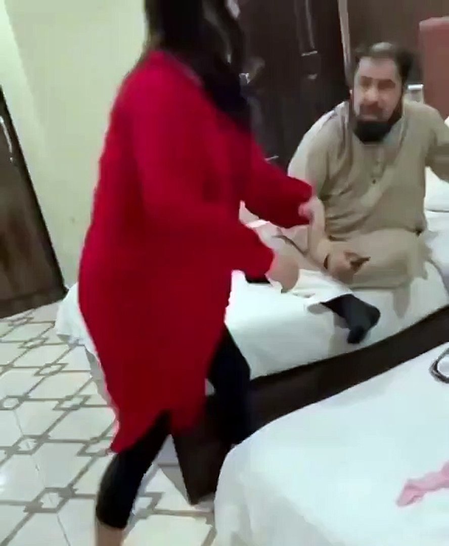 Scandal girl Hareem shah slaps mufti qavi and posted the clip on Instagram  Disguised face why?? - video Dailymotion