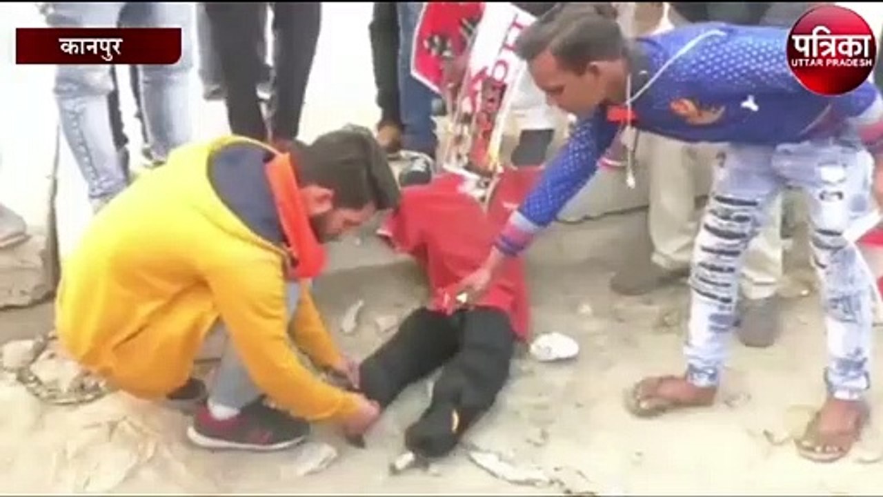 वेब सीरीज तांडव के खिलाफ सड़क पर विरोध, कुछ इस प्रकार जलाया गया पुतला