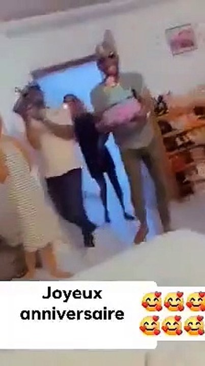 Général Makosso offre une montagne de billets à sa fille pour son 17e anniversaire