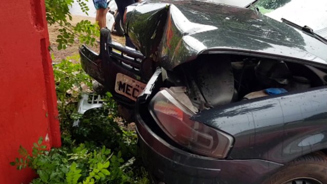 Mulher fica ferida em forte colisão entre carros, na Avenida Harpia, no Clarito