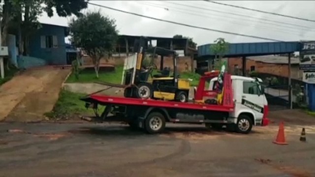 Tombamento de equipamento provoca derramamento de óleo na Avenida Corbélia