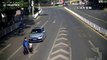 Un homme aveugle se retrouve au milieu de la route et va être aidé par un bon samaritain
