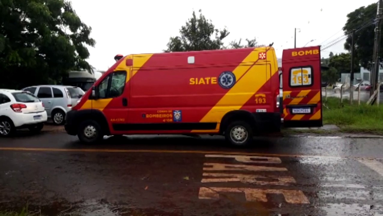 Mulher de 61 anos cai em escada de empresa na Rua Jorge Lacera, no Bairro Claudete