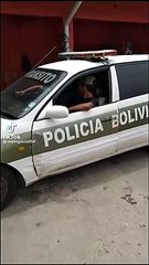 Tres arrestados por hacer un Tik Tok dentro de una patrulla policial