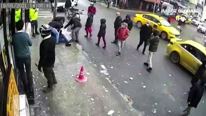 Şişli'de bir kişinin başına buz sarkıtı düştüğü an kamerada