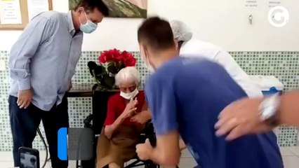 Tải video: Joana Ornelas dos Santos, de 102 anos, é a primeira pessoa a ser imunizada em Cariacica