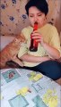 El tierno video de un gatito que impide con mordiscos que su dueña tome cerveza