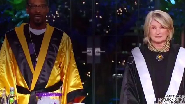 Martha & Snoop's Potluck Dinner Party - S 01 E 01 - Putting The Pot In Potluck