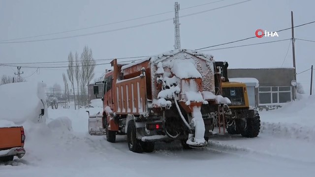 Tipi ve fırtınadan dolayı ilerleyemeyen tırlar dinlenme tesislerine sığındılar