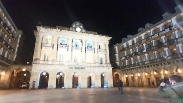 El alcalde iza la bandera de San Sebastián antes del toque de queda