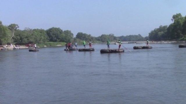 Migrantes hondureños aguardan en Tecún Umán ansiosos de llegar a México