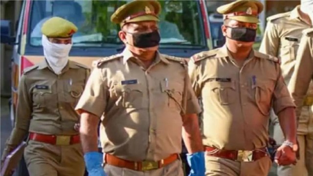 Encounter breaks out between criminals and UP Police