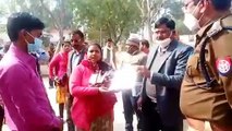 शाहजहांपुर: नारेबाजी करते हुए भारत परिषद ने किया धरना प्रदर्शन