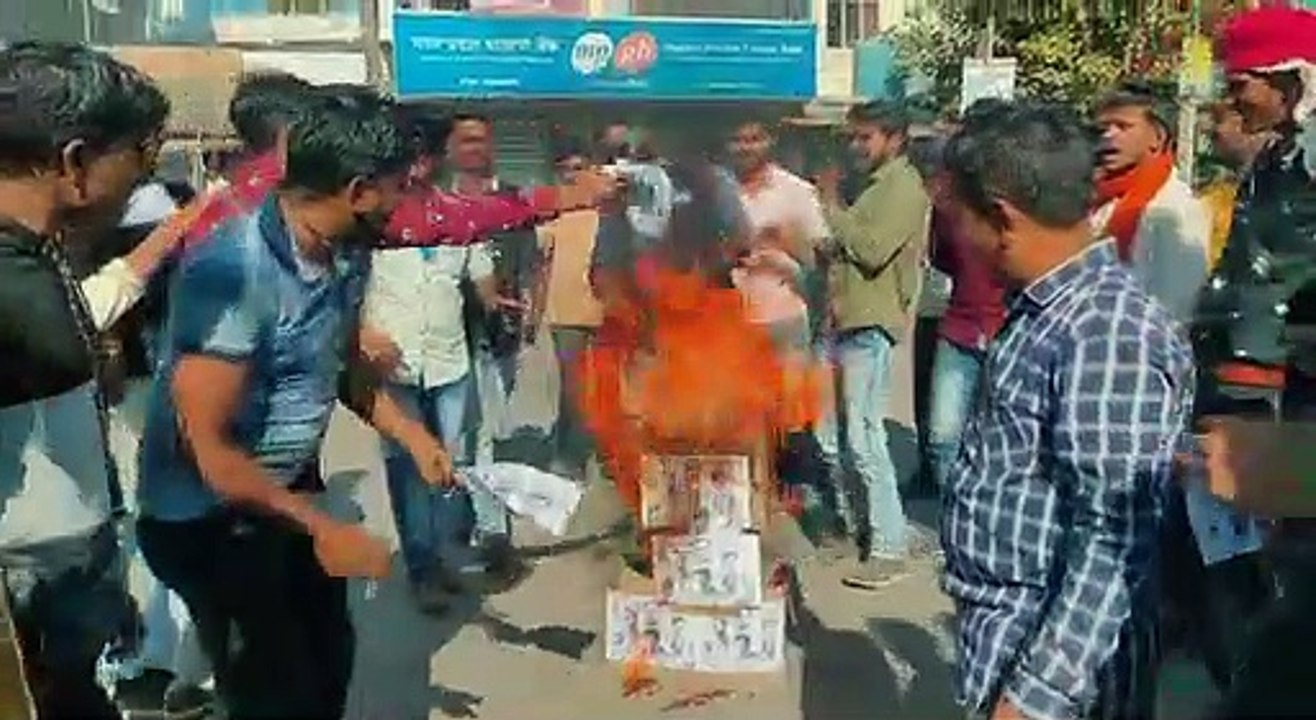 वेब सीरीज तांडव में हिंदू देवी-देवताओं के अपमान करने वाले फिल्म निर्माता का पुतला फूंका