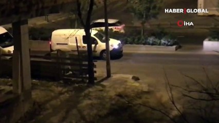 Kısıtlamada caddenin ortasında durdu, son ses müzik açarak dinledi